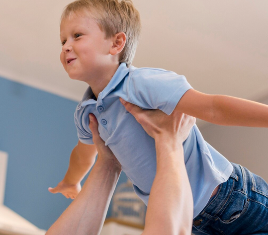 Kisfiú repülőset játszik