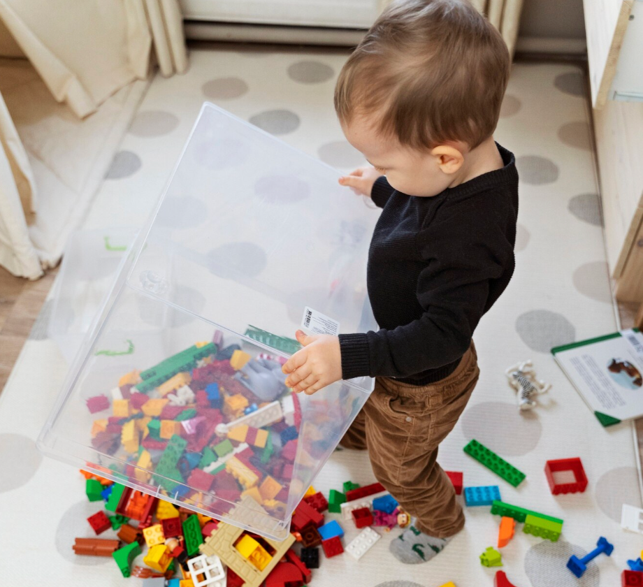 aKisfiú színes játékockákkal